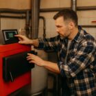 Jak ustawić piec na ekogroszek z podajnikiem ślimakowym? Poradnik krok po kroku