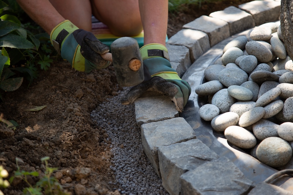 ognisko w ogrodzie z kamieni układanych na ziemi 