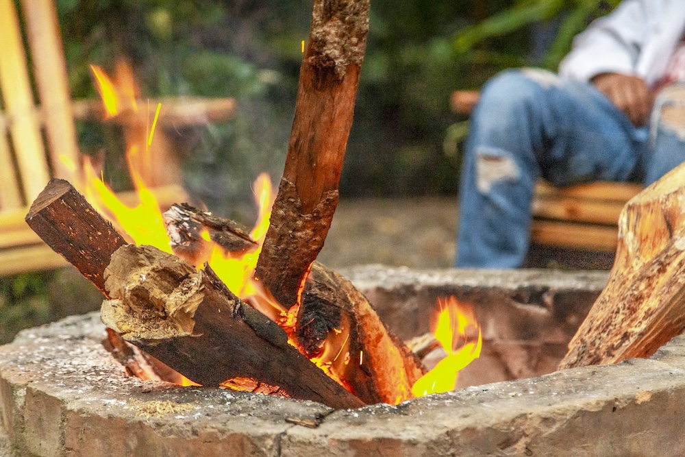 ognisko w ogrodzie z kamieni - gotowe palenisko 