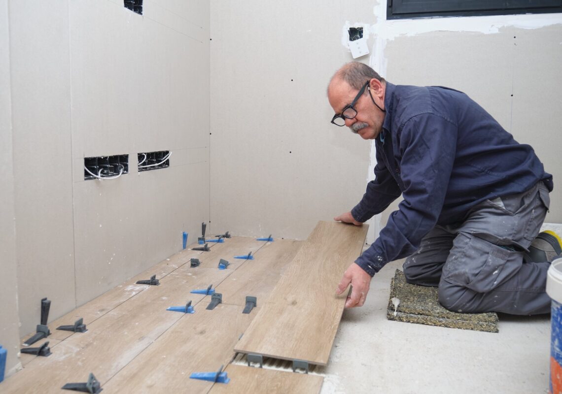 Układanie paneli – cena. Ile trzeba zapłacić? Odpowiedź