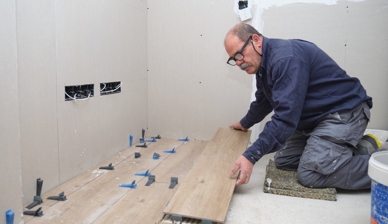 Układanie paneli – cena. Ile trzeba zapłacić? Odpowiedź