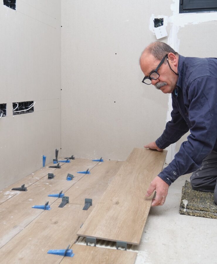 Układanie paneli – cena. Ile trzeba zapłacić? Odpowiedź