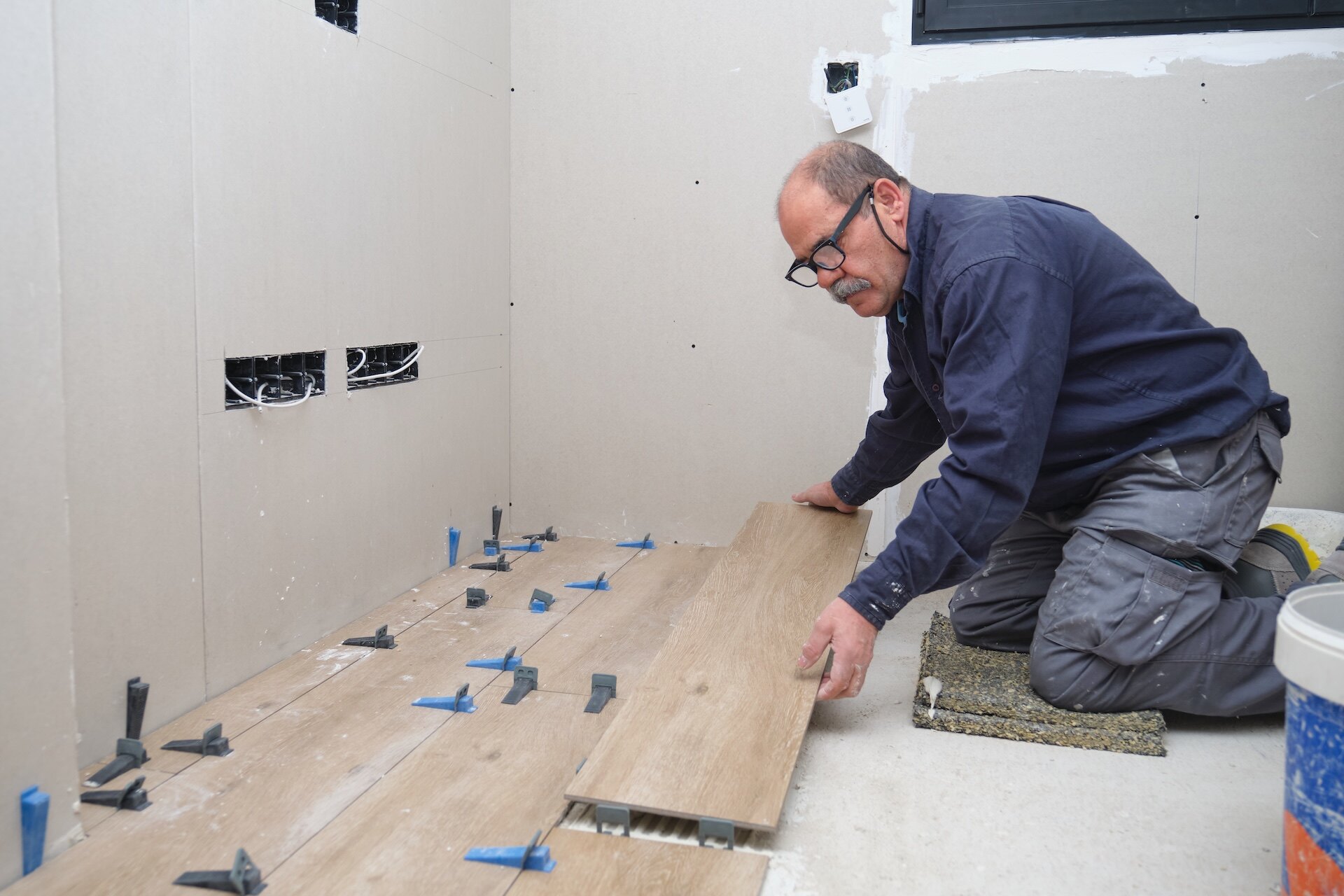 Układanie paneli – cena. Ile trzeba zapłacić? Odpowiedź