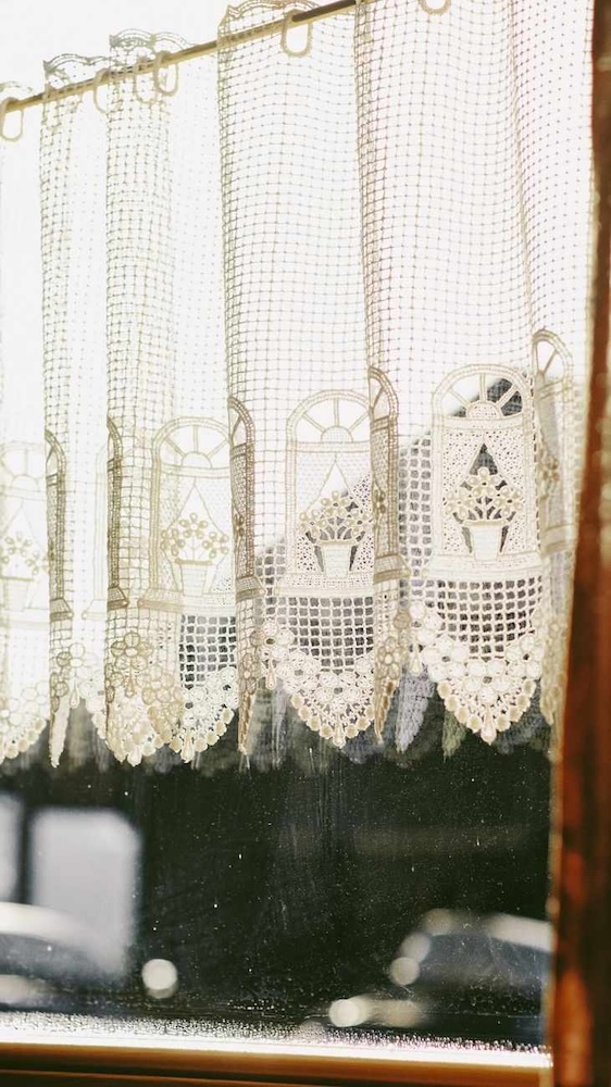 firanka z koronką w kuchni 