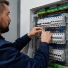 Jak podłączyć bezpieczniki w skrzynce? Schemat